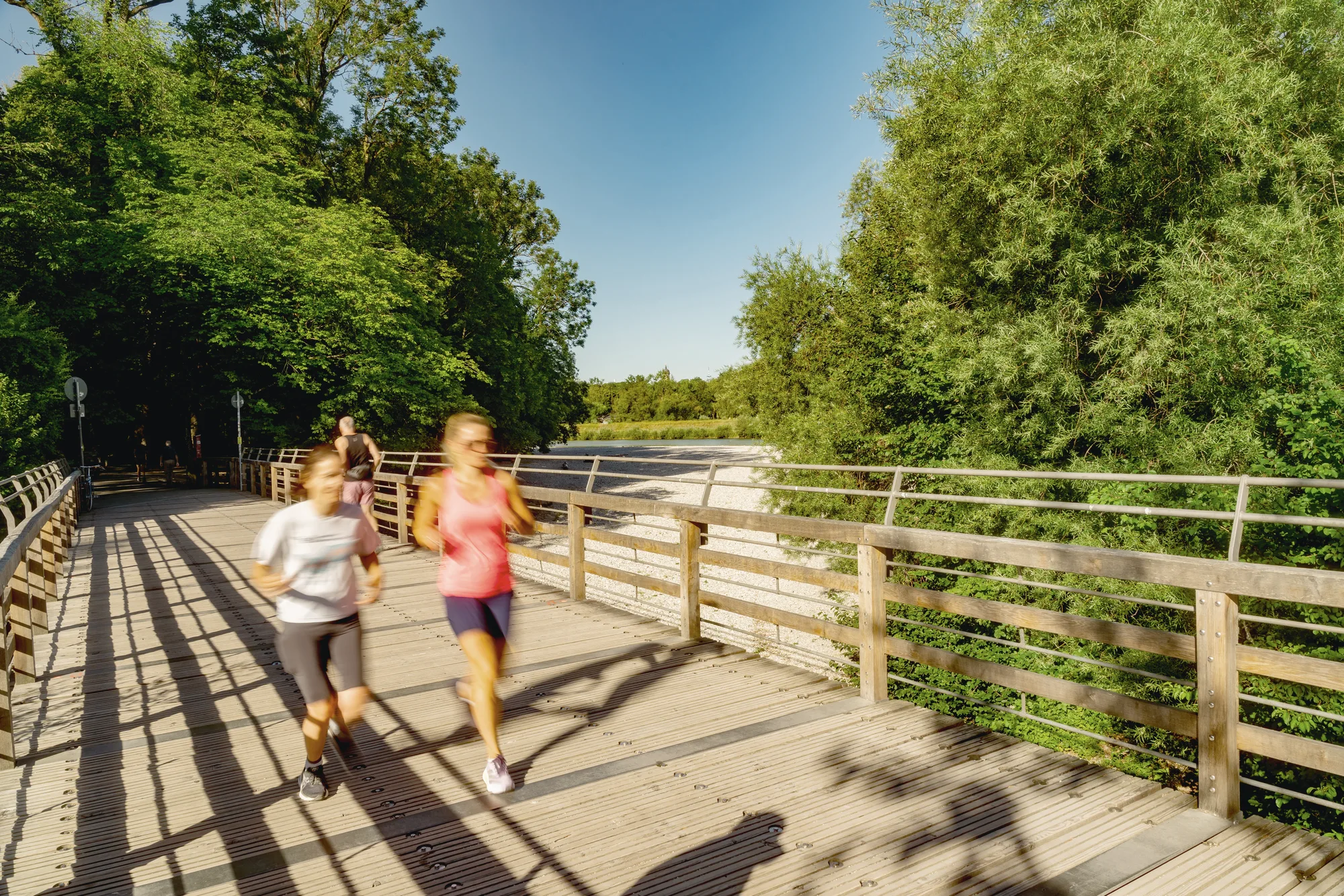 Jogger auf der Brücke über die Isar
