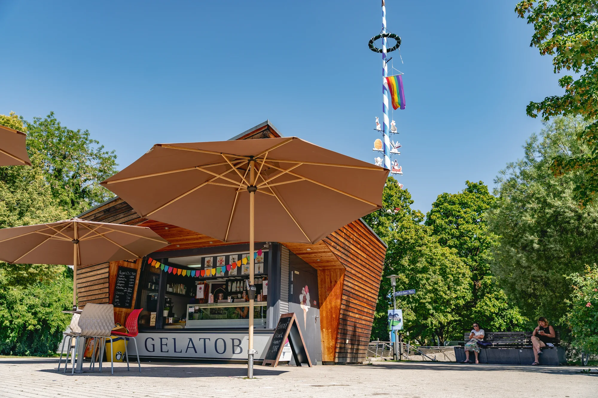 Gelateria mit Maibaum in Obersendling