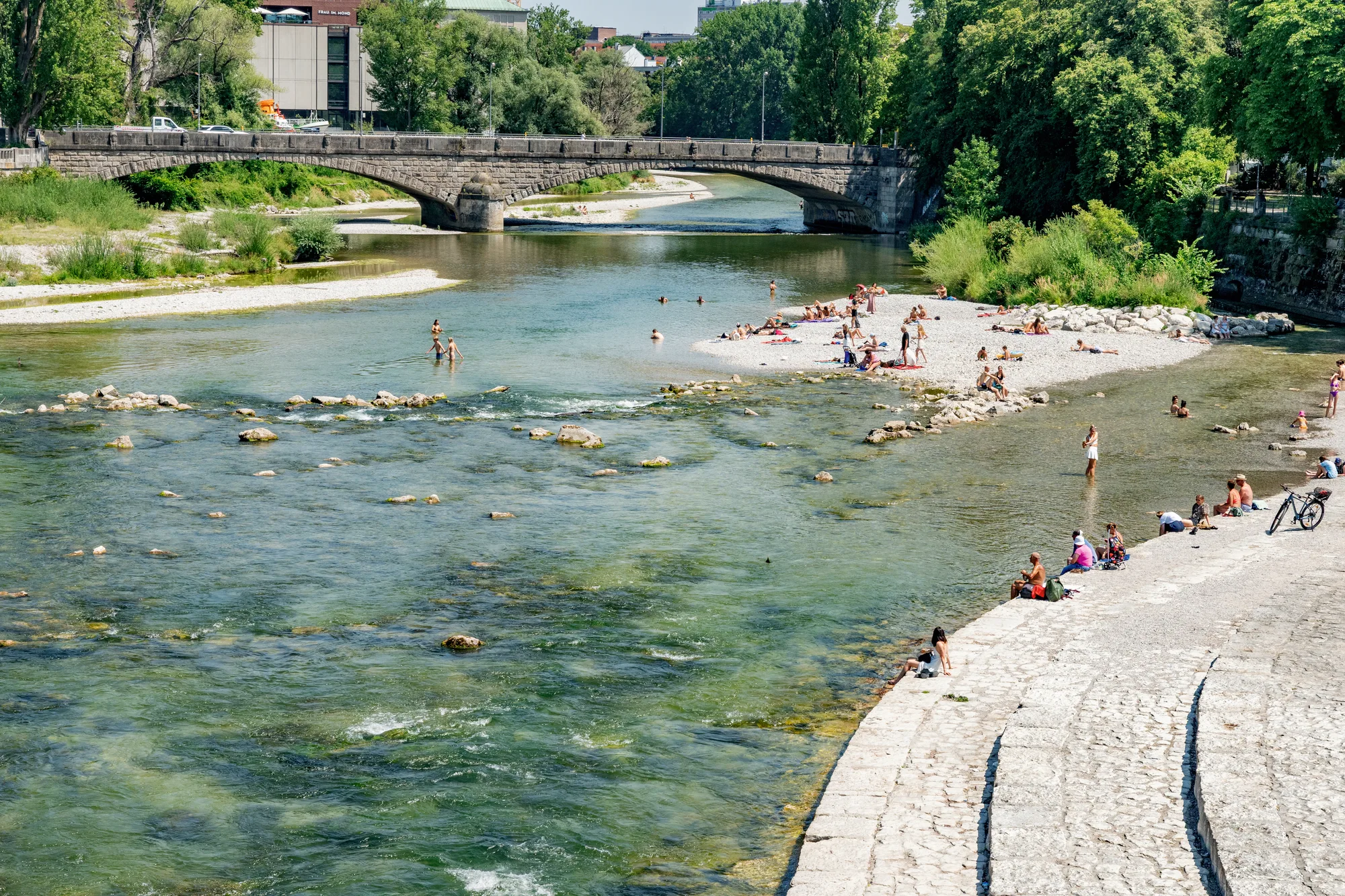 Isarauen bei Obersendling: Kiesbank und Brücke