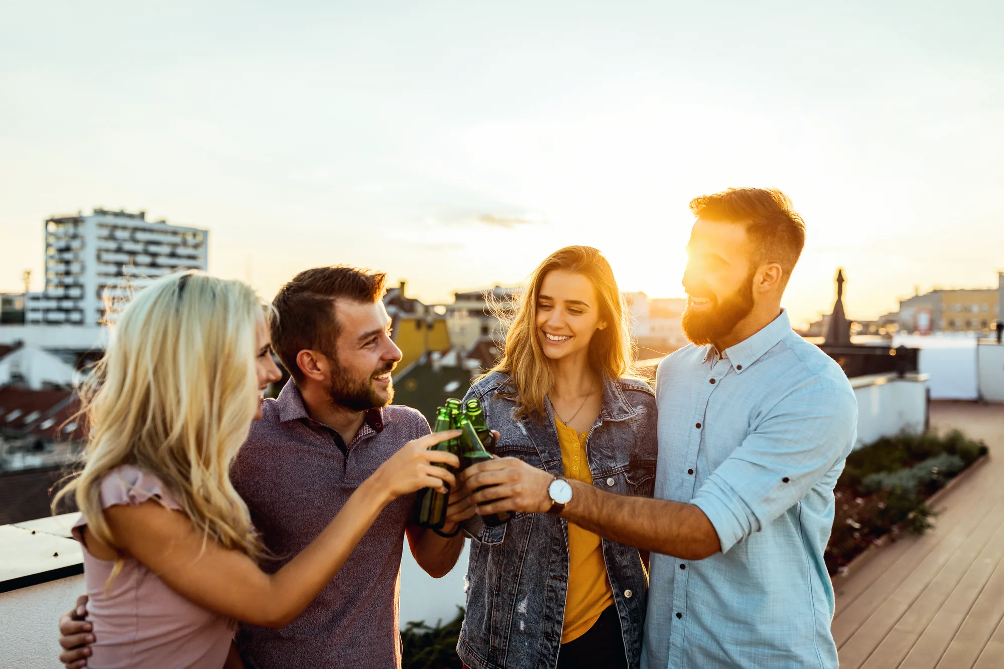 Freunde stoßen auf einer Dachterrasse in München an