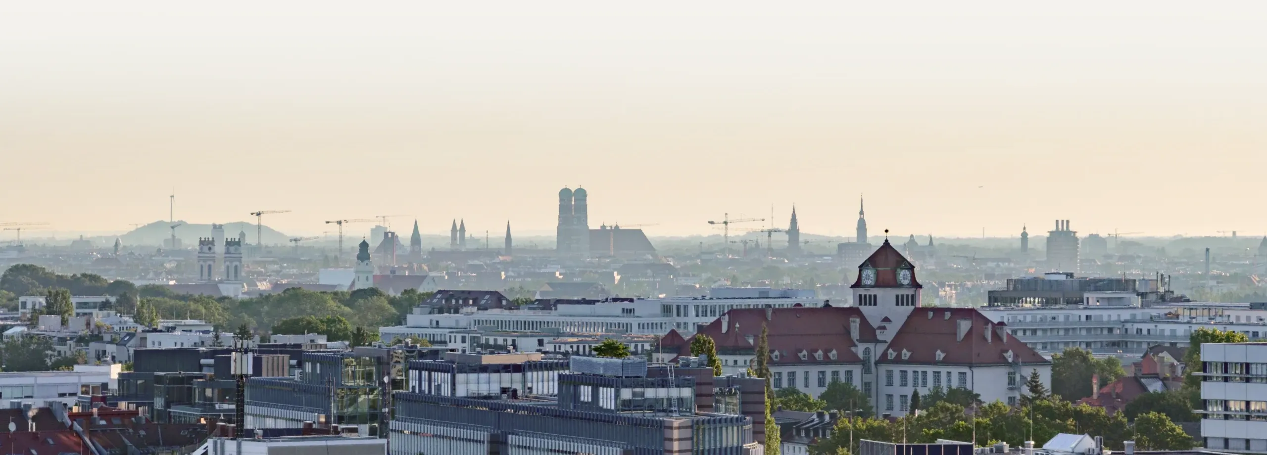 Münchner Skyline mit Frauenkirche – Blick aus dem Süden über die Stadt